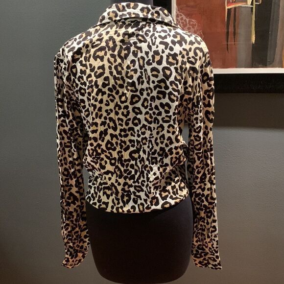 Style Envy leopard print button front hem tie blouse. Medium. - Picture 4 of 6